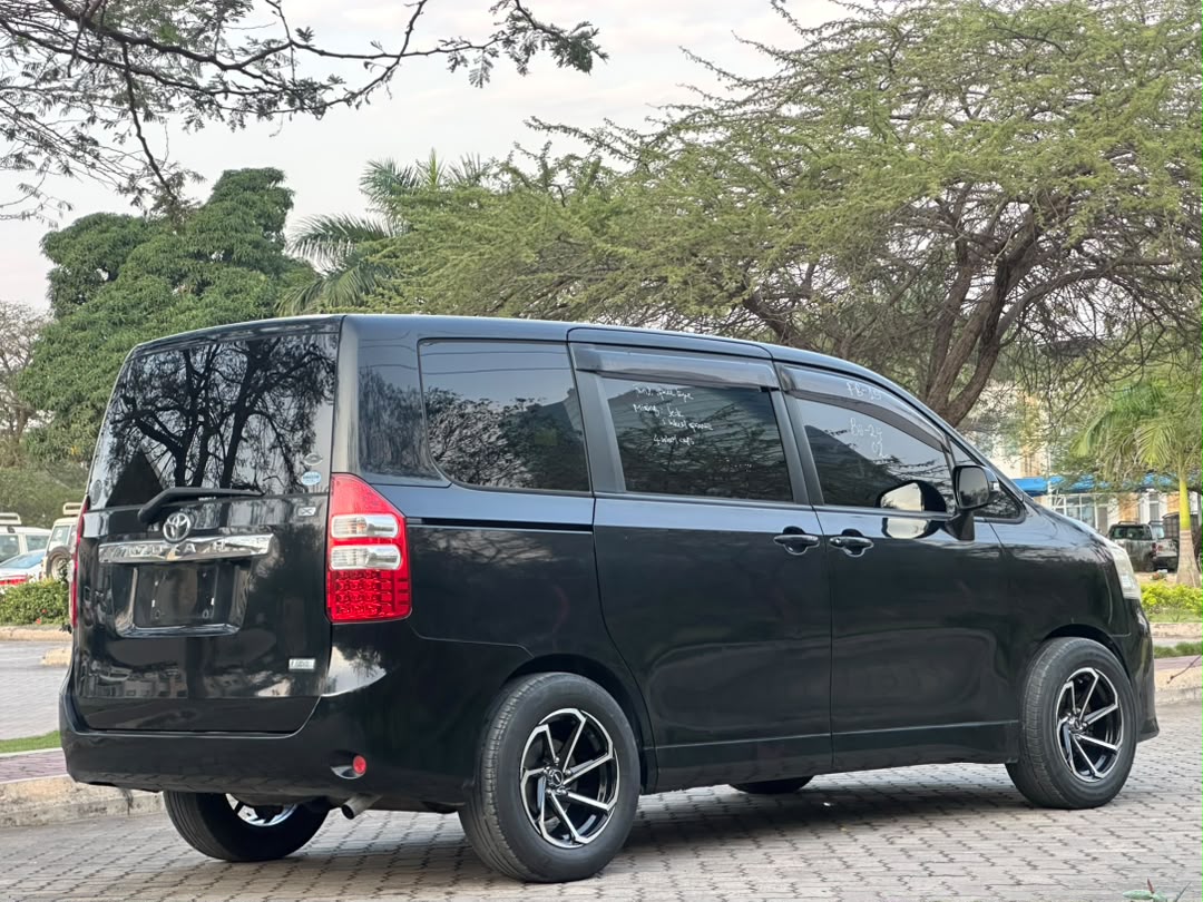 TOYOTA NOAH NEW thumbnail 9